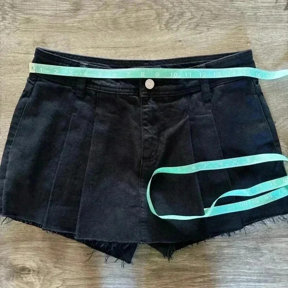 Urban Outfitters Black Denim Pleated Sorts Size 27 - Picture 8 of 11